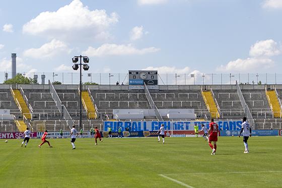Hoffen auf die Rückkehr von Zuschauern: Drittliga-Fußball während der Corona-Pandemie. Foto: Anne Wild