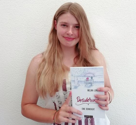 Melina (17 Jahre alt) aus Taufkirchen hatte schon als Kind eine große Begeisterung fürs Schreiben entwickelt. Jetzt veröffentlicht sie ihren ersten Roman. Foto: Privat