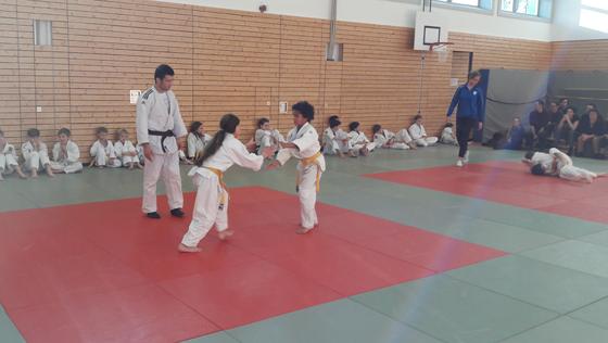 Peter ist begeistert dabei, Judo zu lernen. Foto: Privat