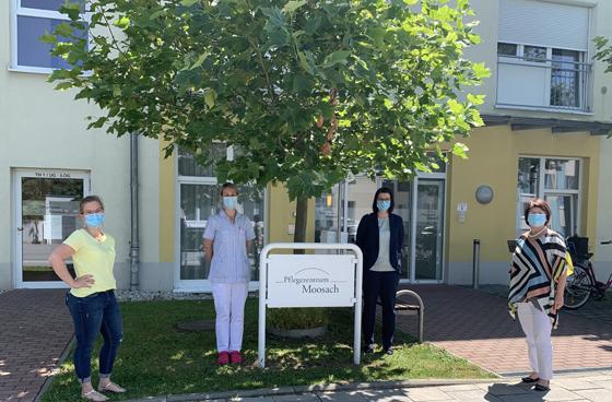 Diana Stachowitz, MdL (rechts) mit Mitarbeiterinnen aus dem Pflegezentrum Moosach. Foto: Privat