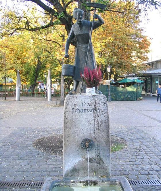 Statt oben auf dem Brunnen zu stehen wie sonst, liegt die Bronzestatue des Ida-Schumacher-Brunnen am Viktualienmarkt nun am Boden. Foto: CC BY-SA 3.0