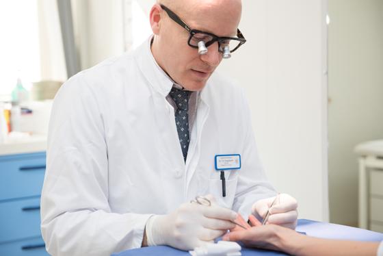 Handchirurg Dr. Timm Engelhardt untersucht eine Hand. Foto: Alexander Zettl