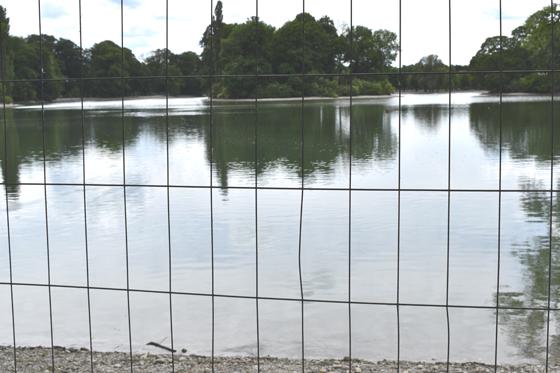 Ein Bauzaun versperrte die Sicht auf den Kleinhesseloher See im Englischen Garten. Archivbild: Daniel Mielcarek