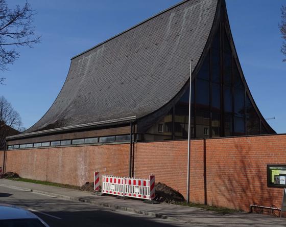 Die renovierte Erlöserkirche im Erdinger Stadtteil Klettham ist nur eine der drei evangelischen Kirchen. Foto: kw