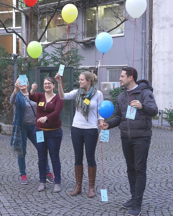 Projektleiterin Triz Heider (2.v.l.) und youngcaritas-Mitarbeiterin Juliane Brendel (2.v.r.) haben noch vor Corona einen internen Kick-off fürs Verbandskollegium veranstaltet. Foto: Caritas München