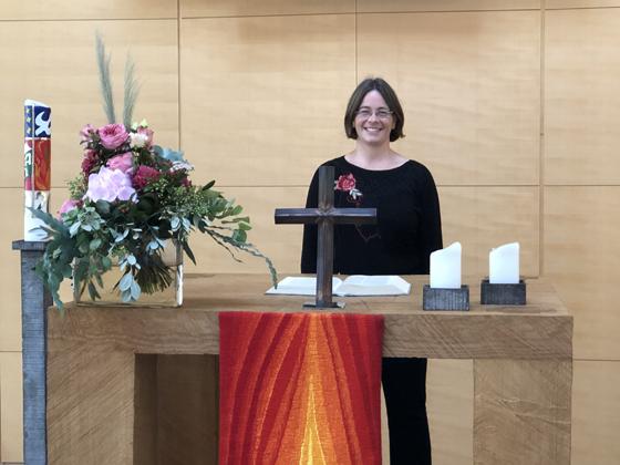 Die neue Pfarrerin in Höhenkirchen-Siegertsbrunn, Katharina Heunemann, freut sich darauf, in ihrer neuen Wirkungsstätte aktiv zu werden. Foto: hw
