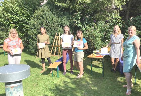 Künstlerinnen malen am Tag des offenen Denkmals mit Kunstpädagogin Silke Weber (ganz rechts im Bild) im Garten des Areals. Foto: Heike Kronseder