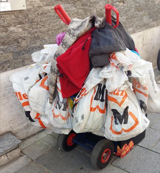 Die ganze Habe der obdachlosen Frauen, die im Karla 51 einen Unterschlupf gefunden haben, passt oftmals in ein paar Plastiktüten. Foto: VA