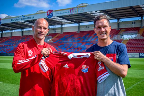 SpVgg-Cheftrainer Arie van Lent (links) begrüßt Neuzugang Robert Müller. Foto: Verein