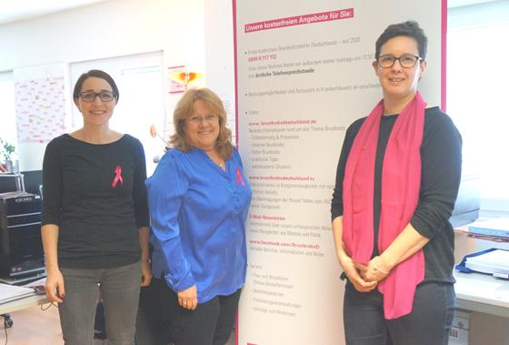 Das Team von Brustkrebs Deutschland e.V., (v. l.) Manuela Sturm, Renate Haidinger und und Ivana Slade bittet um Spenden für die wichtige Beratungsarbeit, die jährlich viele tausend Frauen in Anspruch nehmen. Foto: hw