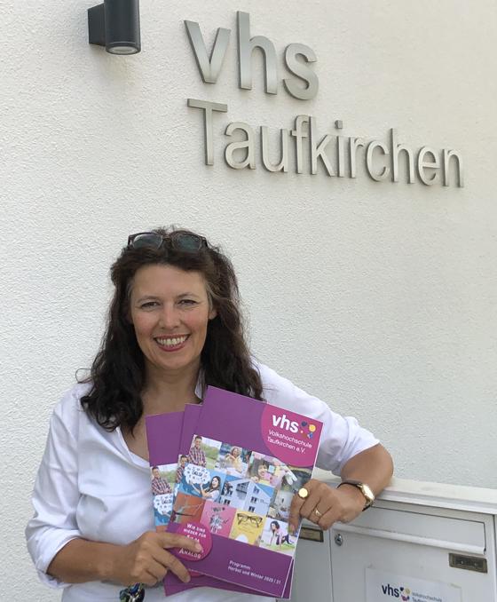 Taufkirchens vhs-Leitung Silvia Engelhardt präsentiert das neue Herbst- und Winterprogramm, das wieder randvoll mit Angeboten ist. Foto: VA