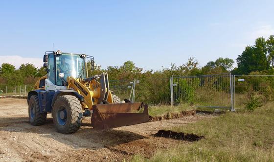 Schritt für Schritt: Behutsam werden Teile des wertvollen Biotops angehoben und auf der neuen Ausgleichsfläche wieder abgesetzt. Foto: Gemeinde Kirchheim