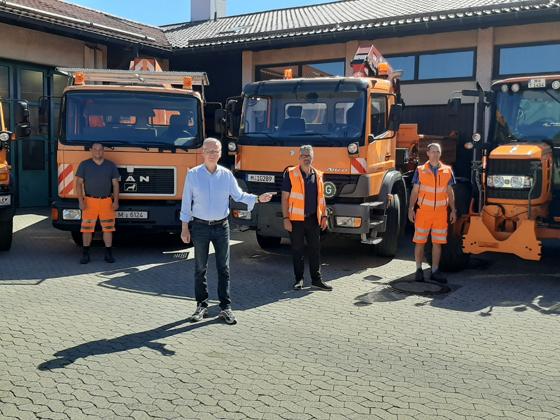 Bürgermeister Jan Neusiedl informiert sich am Bauhof über die Technik des Abbiegeassistenten, der in Zukunft Unfälle vermeiden helfen soll. Foto: Gemeinde Grünwald