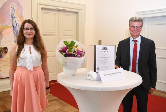 Karolin Werthmüller von der Hochschule München wurde für ihren hervorragenden Hochschulabschluss von Minister Bernd Sibler geehrt. Foto: StMWK/Andreas Gebert