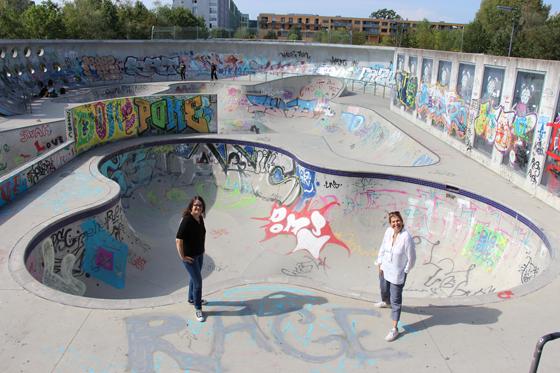 Was im Sommer geht, muss auch im Winter klappen: Die Stadträtinnen Kathrin Abele (links) und Julia Schönfeld-Knor besichtigen die Skateanlage im Hirschgarten. Foto: SPD/Volt