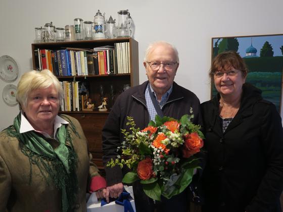 90. Geburtstag feierte Erich Meyer, ihm gratulierten Elisabeth Westner und Marina Achhammer ganz herzlich. Foto: AWO Neuperlach