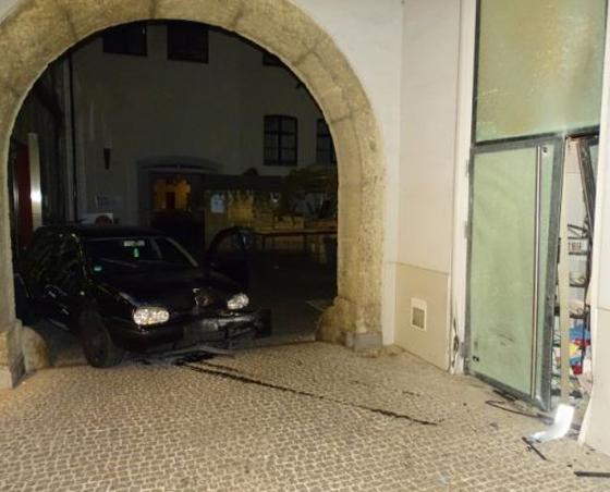 Die Täter in der Altstadt fuhren mit einem Auto in die Auslage des Juweliers. Foto: Polizei