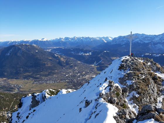 Tiefblick auf Garmisch-Partenkirchen: Der Wintersport-Urlaub in Bayern soll auch trotz Corona-Beschränkungen für alle möglich sein. Foto: Stefan Dohl