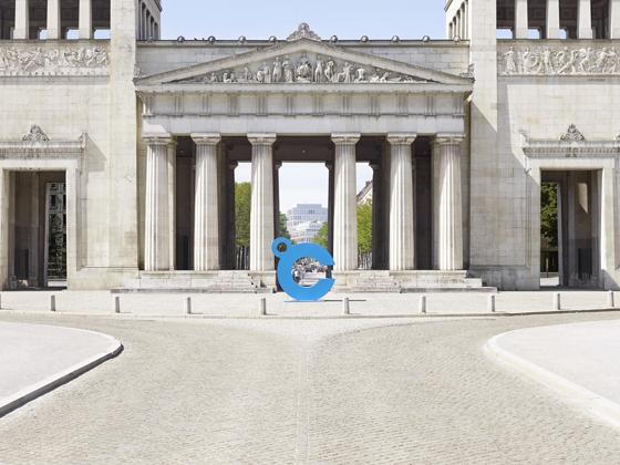 Die auffälligen C-Skulpturen - wie hier am Königsplatz- machen auf die Klimaschutzkampagne München Cool City aufmerksam. Foto: München Cool City/Landeshauptstadt München
