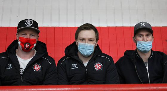 Jens Glombitza, Sebastian Sterr und Philipp Quinlan (von links) gegen die Löwen auf der Tribüne mit Maske anstatt mit Helm auf dem Eis. Foto: smg