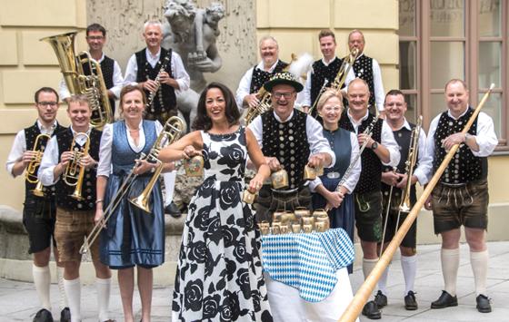 Franziska Rabl tritt mit den Holledauer Musikanten bei "Oper Weiß-Blau" im Kulturzentrum Taufkirchen auf.  Foto: Markus Hautmann