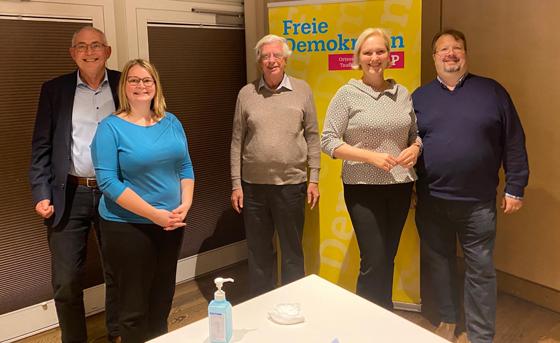 Der neue Vorstand der Taufkirchner FDP: Maike Vatheuer-Seele, Dr. Harald Eggers, Michael Seele, Bernhard Schulze und Barbara Eggers. Foto: Privat