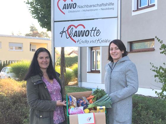 Die Leiterin der AWO-Nbh, Veronika Meßner (r.) und AWO-Mitarbeiterin Elke Schiller (l.) hoffen auf viele Spenden, damit die Lebensmittelaktion weiter laufen kann. Foto: hw
