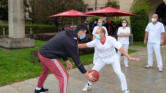 Viel Spaß hatte das Klinikpersonal über die etwas andere Art der Spendenübergabe durch die Basketballer des FC Bayern. Foto: Robert Bösl