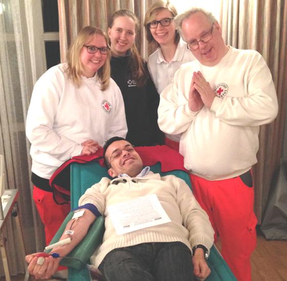 Thomas Angenendt (rechts) und die Mitglieder des BRK Ismaning bitten wieder zur Blutspende. Foto: BRK Ismaning