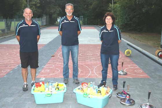 Siegerehrung der Vereinsmeisterschaft von links: Gerhard Poschmann (Sieger Herren), Bernhard Bletz (Sportwart), Brigitte Bletz (Siegerin Damen). Foto: FC Fasanerie-Nord