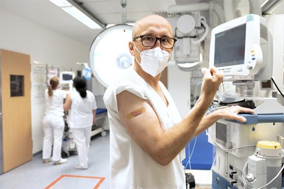 Dr. Florian Demetz, Chefarzt des Notfallzentrums der München Klinik Harlaching, geht mit gutem Beispiel voran und macht sich stark für die Grippeimpfung. Foto: Klaus Krischock