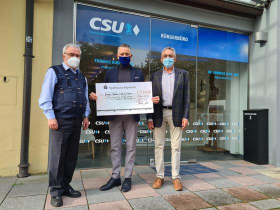 Thomas Huber (mitte) überreichte eine Spende von 2.600 Euro an den Vorstandsvorsitzenden Dr. Hans Leonhard Schneider (im Bild rechts) und dem Vorstandsmitglied Bernhard Hoiß (links). Foto: Nikolas Maier