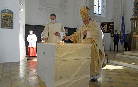 Erzbischof Reinhard Marx weihte den neuen Altar von St. Lorenz. Geschaffen hat ihn den Künstler Gregor Passens aus weißem Marmor. Foto: S. Kellerer  Studio Niggl, München