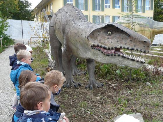 Die ersten Urzeitgäste konnten den Neuling im Dinogarten des Museum bereits bewundern. Foto: VA