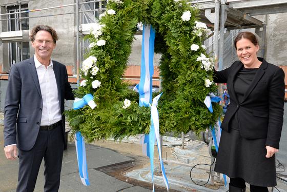 Klaus-Michael Dengler und Münchens Dritte Bürgermeisterin Verena Dietl mit der Richtkrone. Foto: GEWOFAG