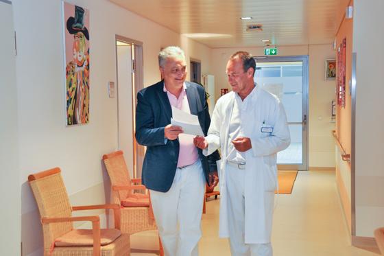 Der Neurochirurg Dr. Wolfgang Schneid (links) und Dr. Artur Klaiber, Chef der Unfallchirurgie und Orthopädie, besprechen gemeinsam die optimale Therapie für eine Wirbelsäulen-Erkrankung. Foto: Sybille Föll