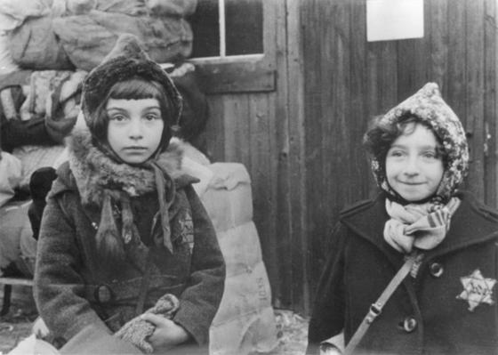 In dem biografischen Gedenkbuch findet sich auch die Fotografie dieser beiden Mädchen, die im November 1941 kurz vor ihrer Deportation in der "Judensiedlung" in Milbertshofen aufgenommen wurde. Foto: Stadtarchiv München