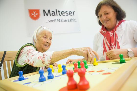Spielen ist ein wichtiger Bestandteil im Rahmen der Demenzarbeit. Somit gehört Mensch ärgere dich nicht zum festen Angebot der Malteser. Foto: Fabian Helmich