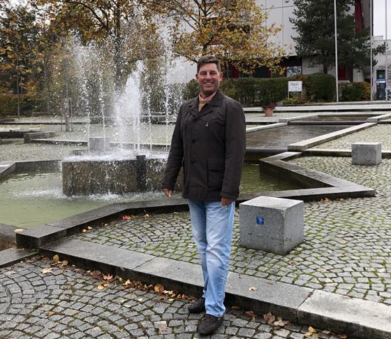 Bürgermeister Ullrich Sander an einem der wenige Lichtblicke im Jahr 2020: Der Brunnen am Rathausplatz läuft wieder. Foto: hw