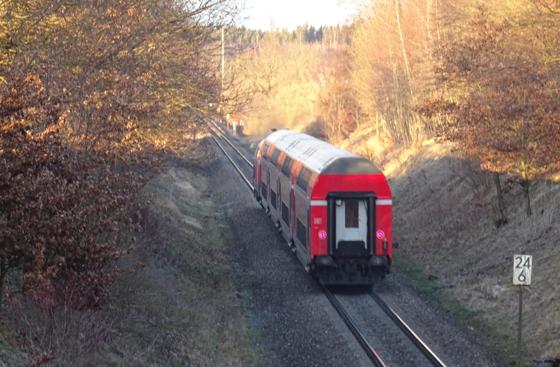 Geradezu idyllisch: Die Bahnlinie von Markt Schwaben durch den Kreis Erding Richtung Mühldorf stammt noch aus der Dampflokzeit. Foto: kw