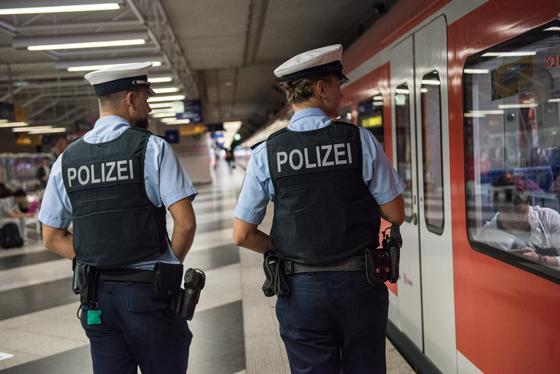 Bundespolizisten am Münchner Airport überprüfen täglich die Dokumente von Passagieren und sorgen auf dem gesamten Flughafen für die Sicherheit von Mitarbeitern und Reisenden. Dabei kommt es leider immer öfter zu unschönen Szenen. Foto: Bundespolizei
