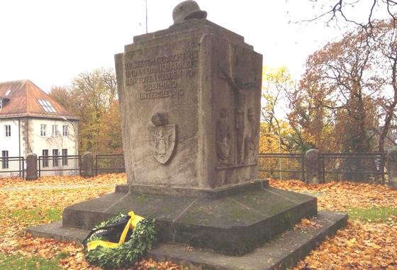 Inschrift und Symbolik des Giesinger Kriegerdenkmals von 1929 erscheinen nicht mehr zeitgemäß. Die Initiative Giesing Denk(t)mal fordert, das Denkmal umzugestalten. Foto: bs