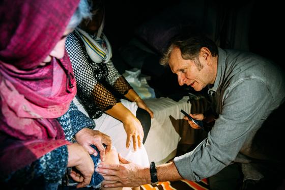 Der Mediziner Prof. Dr. Gerhard Trabert hilft dort, wo seine Hilfe am meisten benötigt wird, unter anderem im Flüchtlingslager in Moria. Foto: Alea Horst
