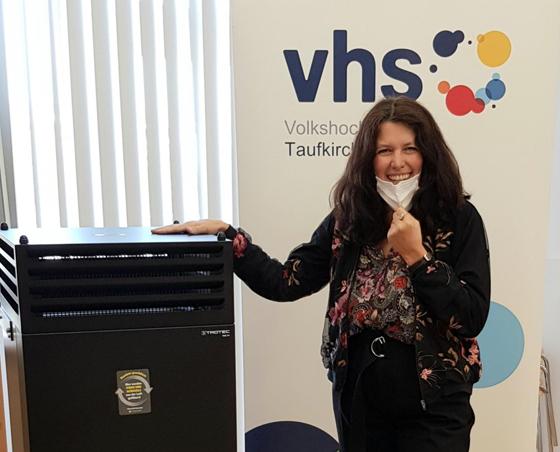 Vhs-Leitung Silvia Engelhart präsentiert das neue Luftreinigungsgerät für die Kursräume. Foto: Privat
