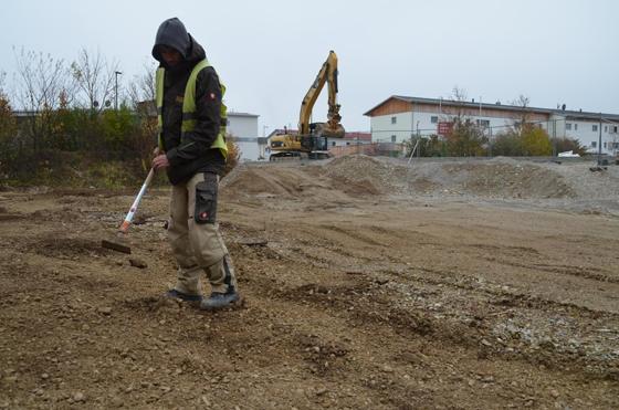 Ein Archäologe des Planateams bei Ausgrabungen im Poinger Lerchenwinkel. Foto: Thomas Schächtl