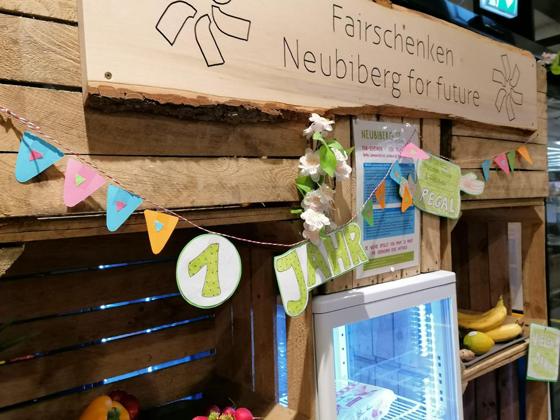 Gut für die Umwelt und die Menschen: Das Fairschenken-Regal in Neubiberg konnte am St.-Martinstag seinen ersten Geburtstag feiern. Foto: Privat
