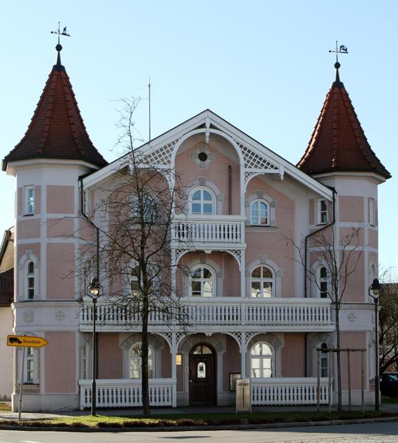 Die Ampletzer-Villa beherbergt seit Juni 1995 die Aßlinger Gemeindeverwaltung. Foto: Anne Wild