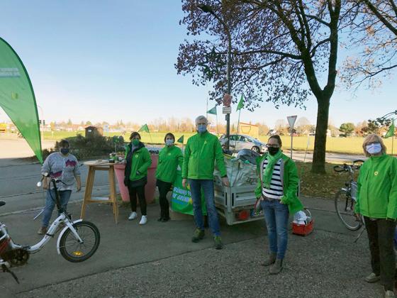 Vor dem Vaterstettener Rathaus nahmen die Grünen am vergangenen Samstag die Vielzahl an Müll-Spenden der Bürger auf. Foto: Felix Edelmann