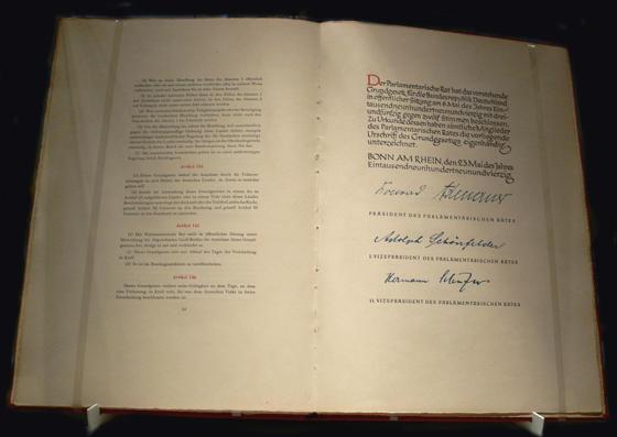 Der von September 1948 bis Juni 1949 in Bonn tagende Parlamentarische Rat hat das Grundgesetz im Auftrag der drei westlichen Besatzungsmächte ausgearbeitet und genehmigt.  Foto: gemeinfrei