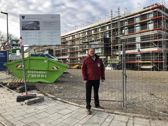 Bürgermeister Wolfgang Panzer vor dem Bau des Kinderhauses Plus, das seinen Betrieb im September 2021 aufnehmen soll. Foto: Heike Woschee